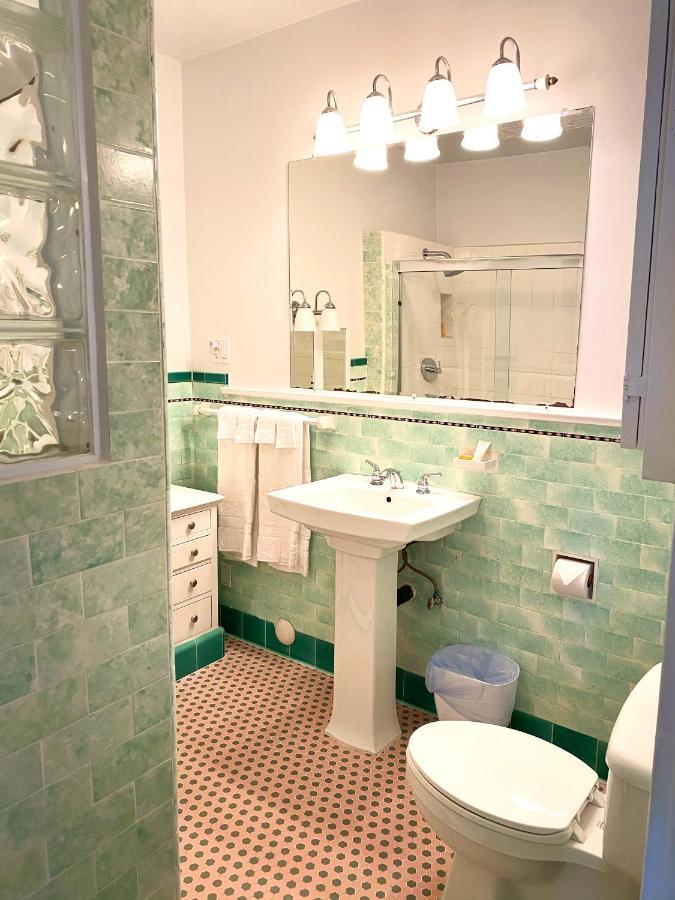 The Edgewater Hotel Авалон Екстериор снимка