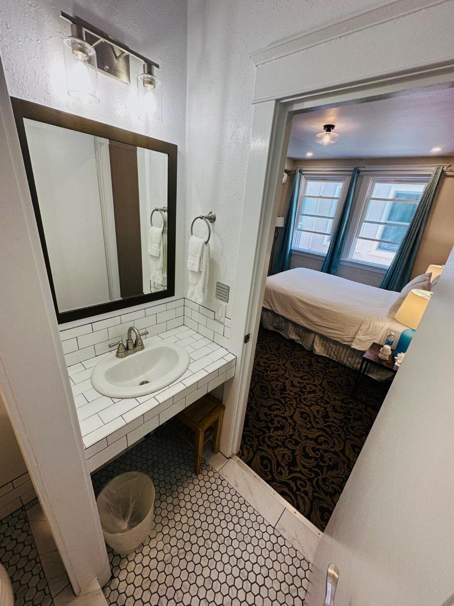 The Edgewater Hotel Авалон Екстериор снимка