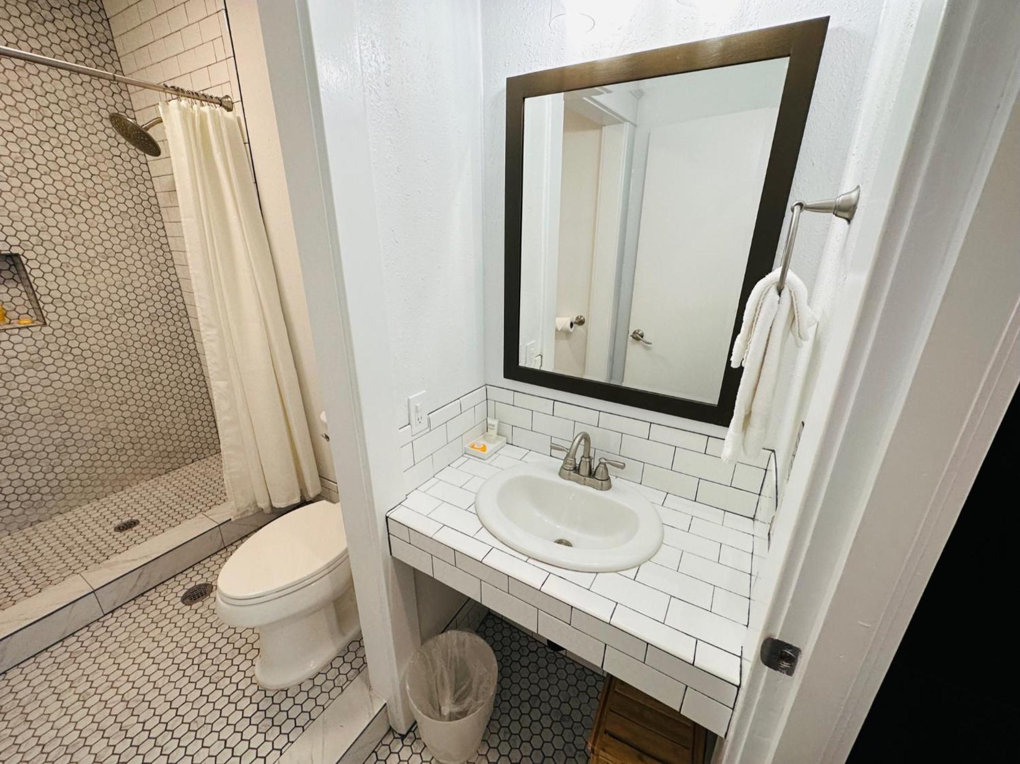 The Edgewater Hotel Авалон Екстериор снимка